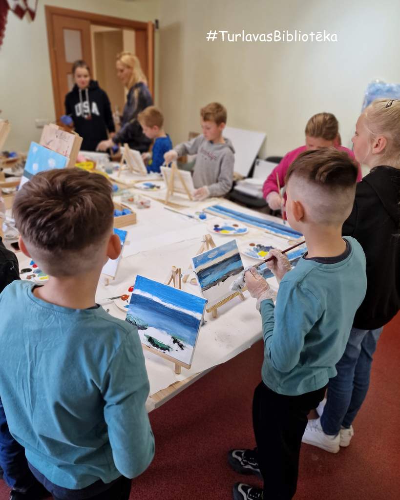 23. oktobra dienu kopā ar brīnišķīgo mākslinieci Inutu Dzērvi  gleznoja 12 dalībnieki.
#KuldīgasNovads #Turlava