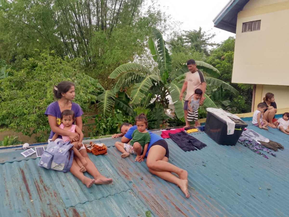 rchljoycvx's tweet image. NEEED HELP!!!
STA. BARBARA NABUA CAM SUR ZONE 6 &amp;amp; 7 KANINA PA SILANG MORNING SA BUBONG PLS PO!!
#KristinePH 
#BicolNeedsHelp