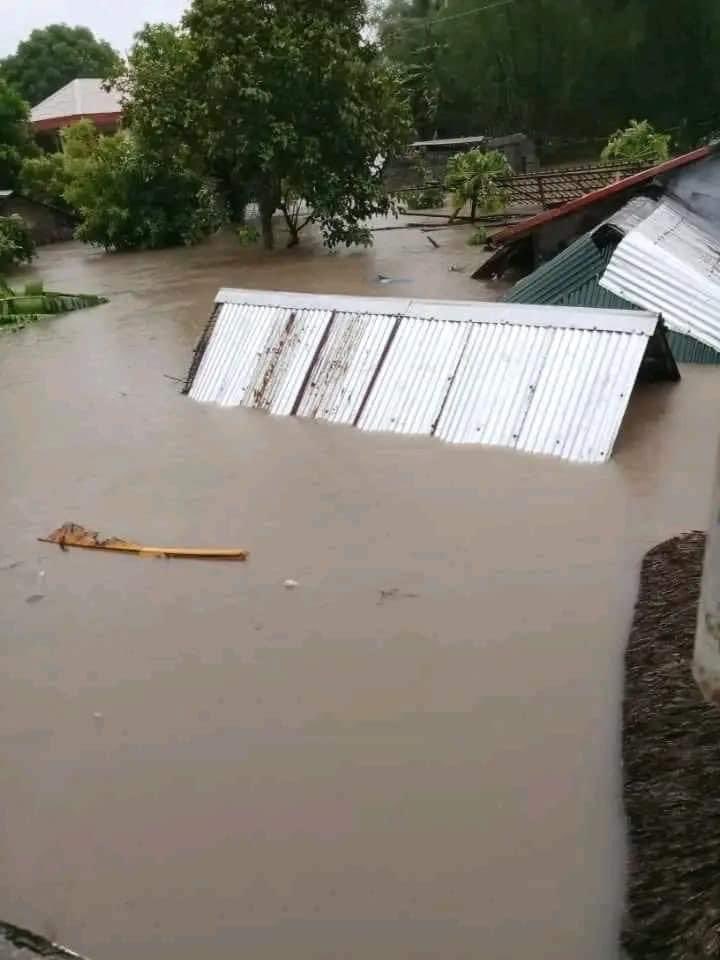 rchljoycvx's tweet image. NEEED HELP!!!
STA. BARBARA NABUA CAM SUR ZONE 6 &amp;amp; 7 KANINA PA SILANG MORNING SA BUBONG PLS PO!!
#KristinePH 
#BicolNeedsHelp