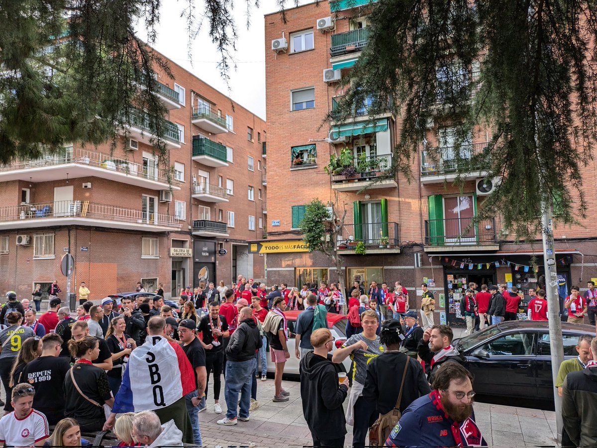 dogue_n's tweet photo. #LilleOnTour 
#DoguesPompons
#LOSC https://t.co/2PXDkicorz
