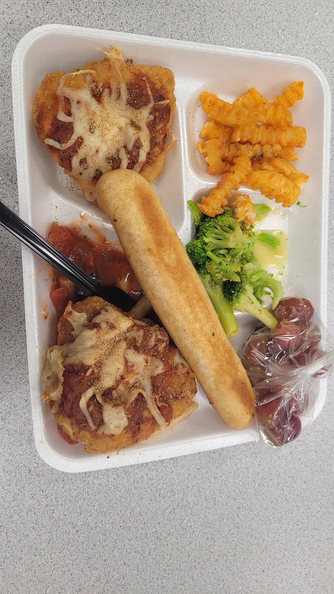 CoachCookKPHS's tweet photo. TRAY TALK WITH COACH COOK!!! Oh me oh my! New Chicken Parm is FILLING yall! Subtle hints of roasted tomato with a light breading. 👏 to @HumbleISD_CNS well done. 8.5 / 10 🍴 @HumbleISD_KPHS 
#traytalkwithcoachcook
#itsrealfoodyall https://t.co/9JoaSKS9D9