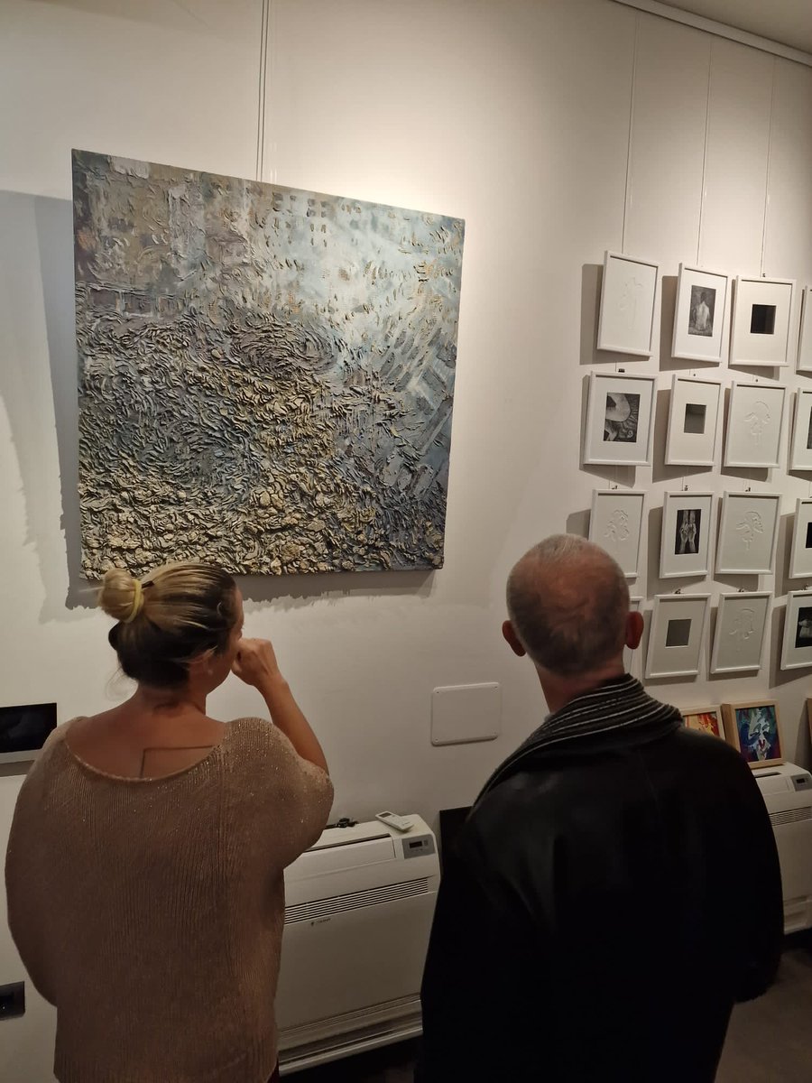 Visita alla galleria Pionieri di Skopje, che espone artisti emergenti macedoni e dei Paesi vicini. Tra di loro, anche la giovane artista italiana Martina Cinotti