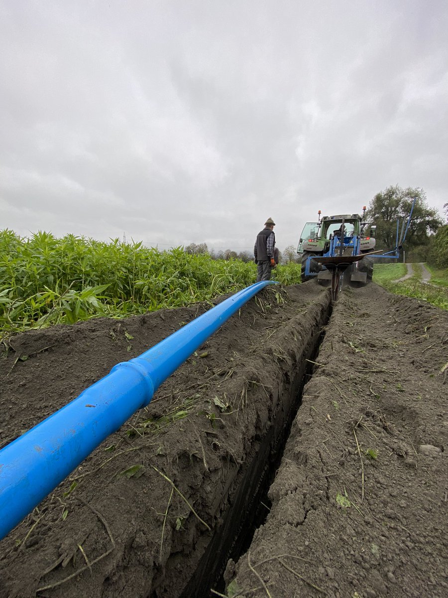 1 km Rohrleitungen verlegen für die neue Bewässerung. Brauchen werden wir sie heuer nicht mehr aber der nächste Sommer kommt bestimmt 😅