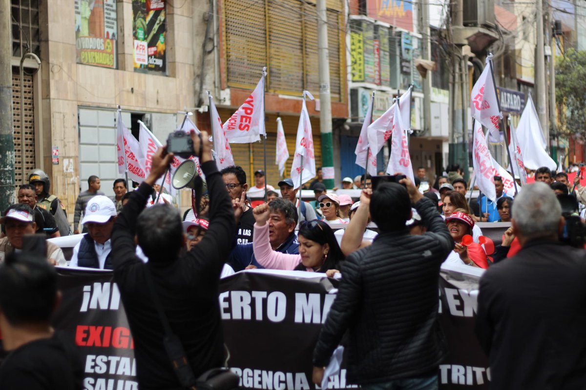 GamarraPeru_Pe's tweet photo. 📷  Así se desarrolla la marcha por la seguridad en #Gamarra.
#ParoNacionalIndefinido
#ParoNacional
#ParoPorLaVida https://t.co/brb2V0UjDN
