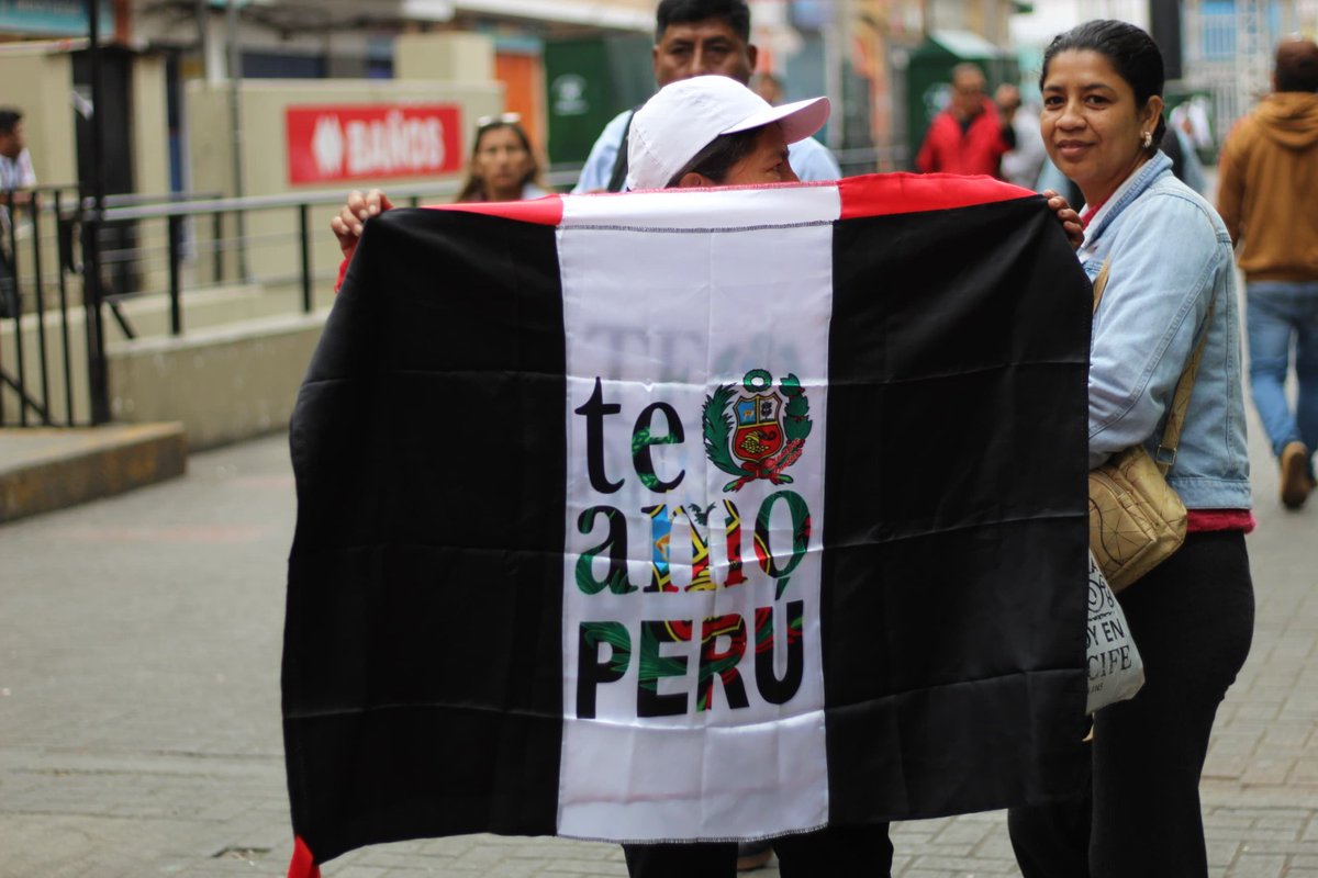 GamarraPeru_Pe's tweet photo. 📷  Así se desarrolla la marcha por la seguridad en #Gamarra.
#ParoNacionalIndefinido
#ParoNacional
#ParoPorLaVida https://t.co/brb2V0UjDN