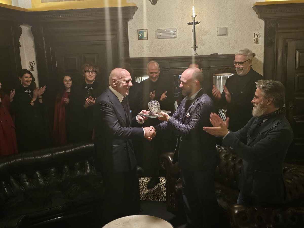 Consegnato il Premio The Blue Artisan, ideato da Venezia da Vivere.

La scultura in vetro di Murano di Seguso Vetri d’Arte, viene conferita a Sandro Zara di Tabarrificio Veneto, l’uomo che ha innovato la tradizione del tabarro.

#VFW2024 #VeniceFashionWeek