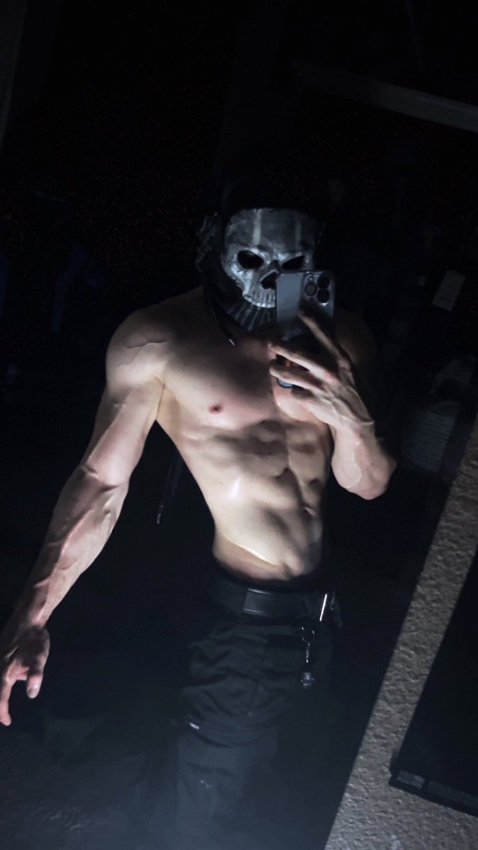 ShirtlesShinobi's tweet photo. Live tonight 8pm EST going to be reading and discussing Lights Out a dark romance novel by Navessa Allen🤭😏 https://t.co/DuCA6qKecq