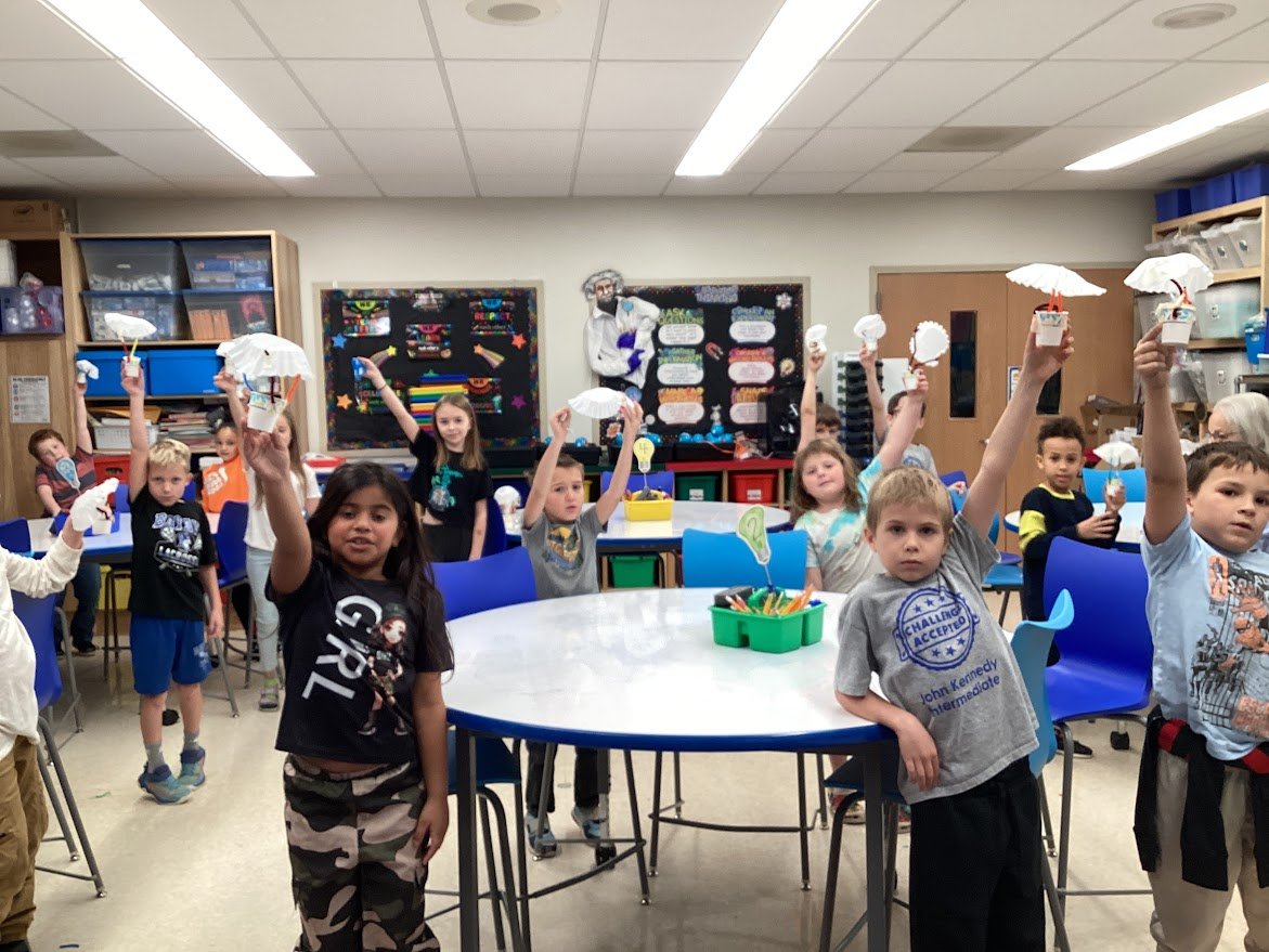 JKSTEAMLAB's tweet image. photos.app.goo.gl/DMHpXx6qvQsus4… 
Did you know that some spider use parachutes to disperse?  Our JK 2nd Graders do!
@BataviaJK