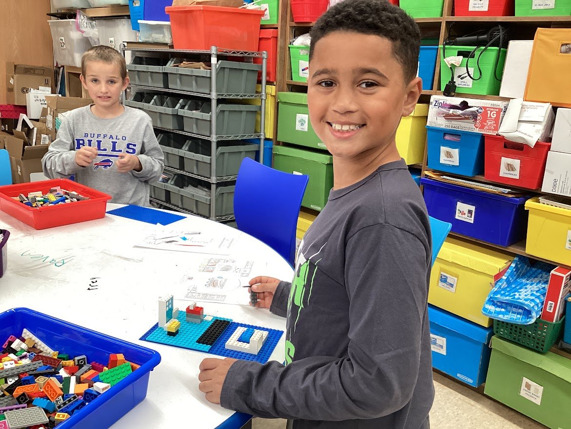 JKSTEAMLAB's tweet image. 3rd Grade students read the story in Library with Mrs. Bukowski. In STEAM, students took part in 2 STEAM Challenges to think creatively about characters in the story.  
@BataviaJK @JkLibrarian