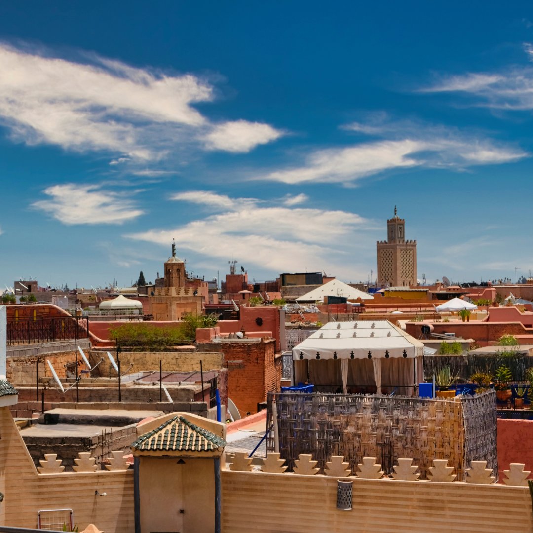 Los riads de #Marruecos son verdaderos oasis urbanos 🌴 Con sus detalles en mosaico, sus fuentes que murmuran y su luz cálida ¿Lo mejor? Desde sus azoteas, puedes disfrutar de atardeceres inolvidables con vistas que abrazan toda la ciudad 🌅
dynamic-tours.com