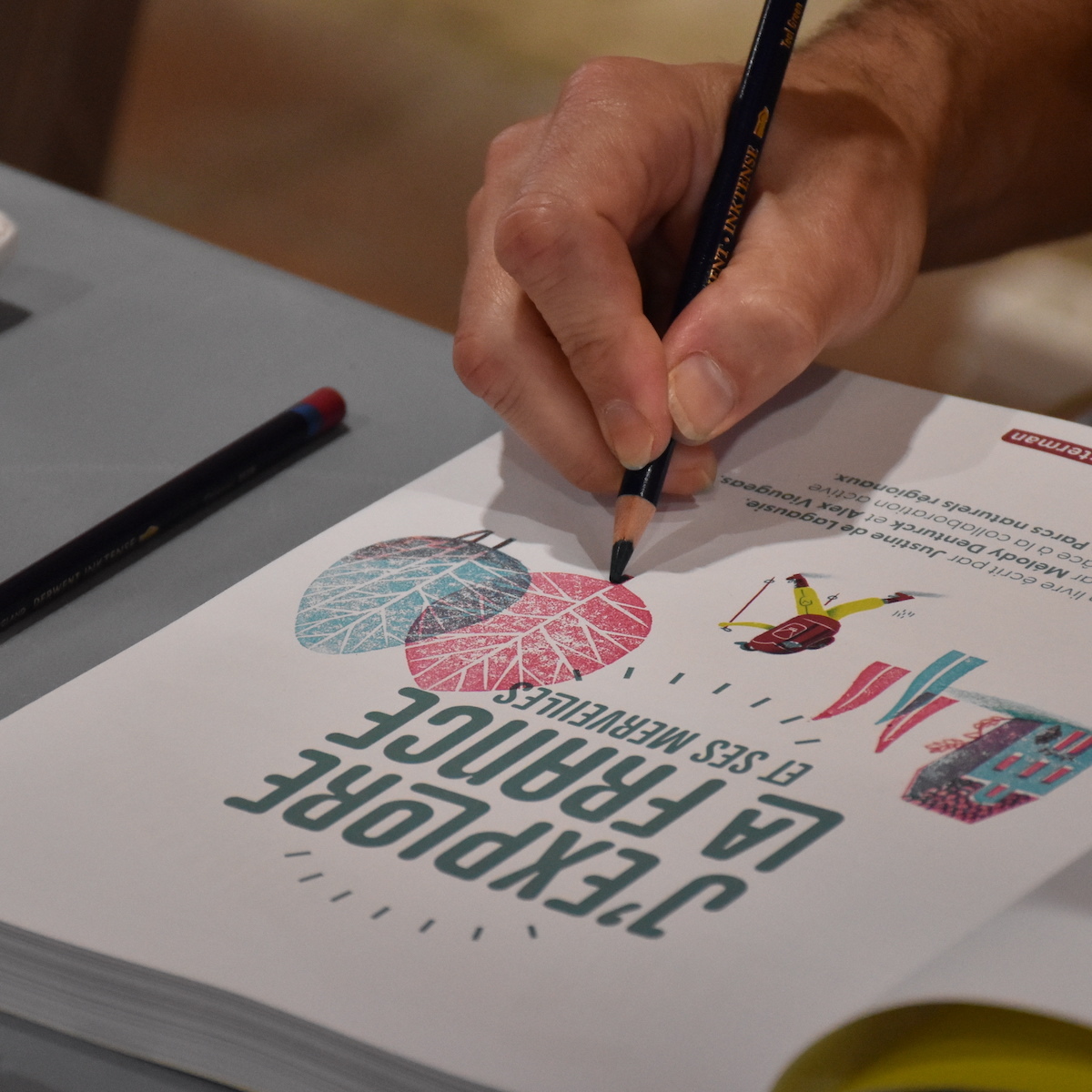 Les éditions @castermanj et ses auteurs sont présents au #CongrèsdesParcs pour la promotion du livre « J’explore la France ». Repartez avec votre exemplaire dédicacé ! 📚
