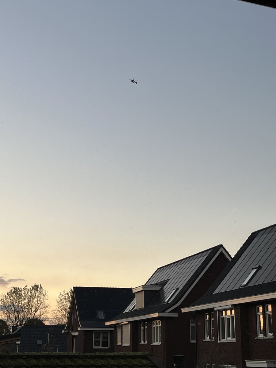Helicopter hangt wederom stil boven #Ridderkerk