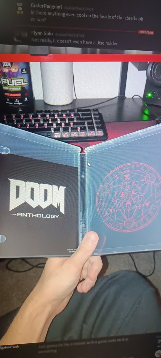 Phralia's tweet photo. @hamsterjoueur @MonsieurSushi En effet seul la version PS4 possède un disque, la version pc/Xbox c'est uniquement en code et leurs steelbook ne possèdent pas d'emplacement de disque , et aucune info pour Switc https://t.co/RQowTs55Zr