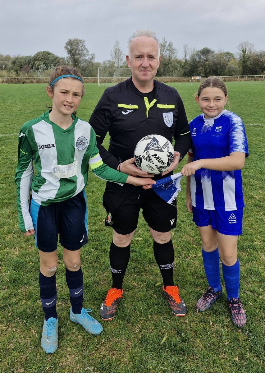 limerickdesmond's tweet photo. SFAI SUBWAY u12 Girls Interleague Group B
Limerick Desmond 2-1 Waterford
Goals Anna Stack and Ava Wynne

Well done to the team and management 👏 
Player of the game Sofia Hanafin 
Photo below captain Anna Stack with referee John Fitzgerald and the Waterford captain.

@SFAIreland https://t.co/dzpR8OE4Bm
