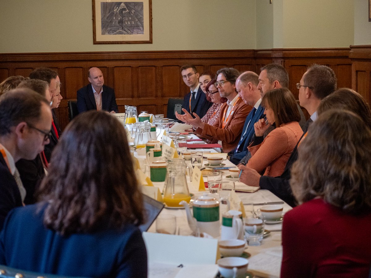 🧵 1/2. Today our CEO, @s_j_mitchell, chaired a Walking and Cycling Alliance meeting in Westminster with <a href="/simonlightwood/">Simon Lightwood MP</a>, <a href="/GwynneMP/">Andrew Gwynne MP</a>, <a href="/CMO_England/">Professor Chris Whitty</a> , <a href="/Chris_Boardman/">Chris Boardman CBE</a>, and <a href="/RuthCadbury/">Ruth Cadbury</a> to discuss the major health benefits of investing in walking, wheeling, and cycling.