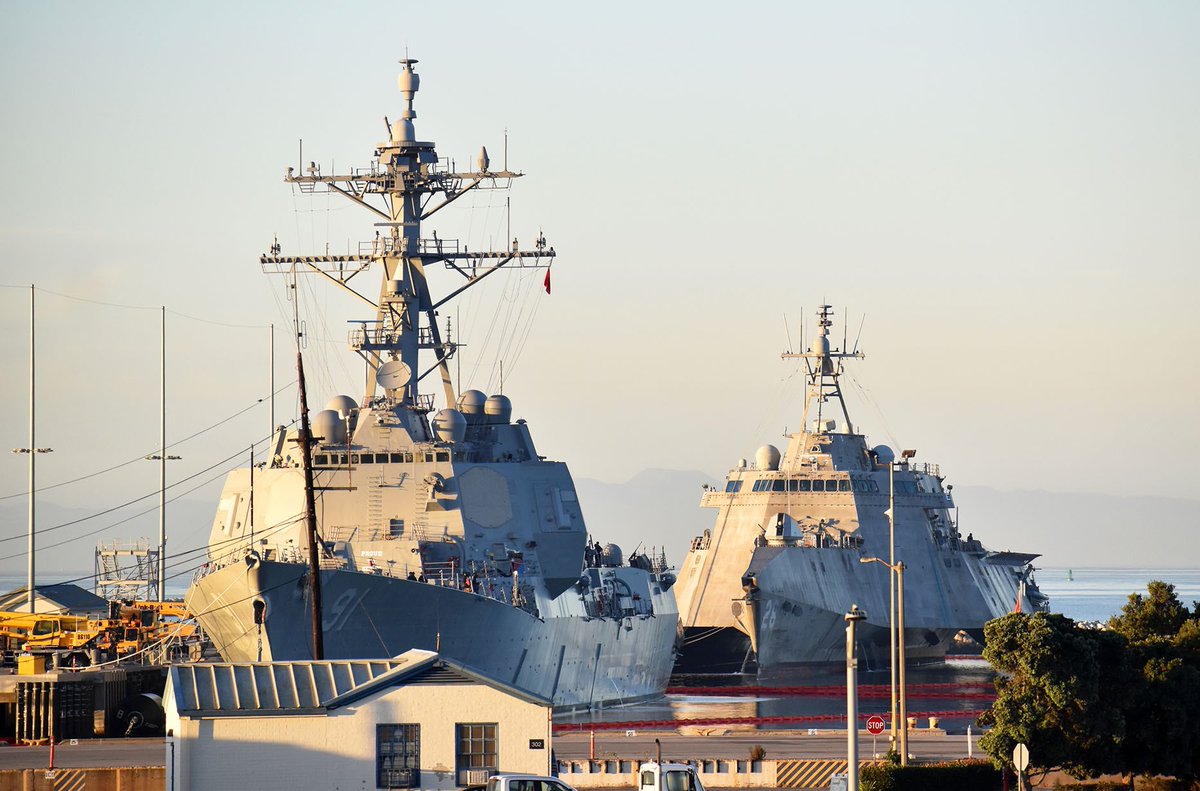 WarshipCam's tweet photo. USS Mobile (LCS 26) Independence-variant littoral combat ship and USS Pinckney (DDG 91) Arleigh Burke-class Flight IIA/MOD guided missile destroyer in Seal Beach, California - October 23, 2024 #ussmobile #lcs26
SRC: TW-@Erik_Bookman https://t.co/o58UkpPG28
