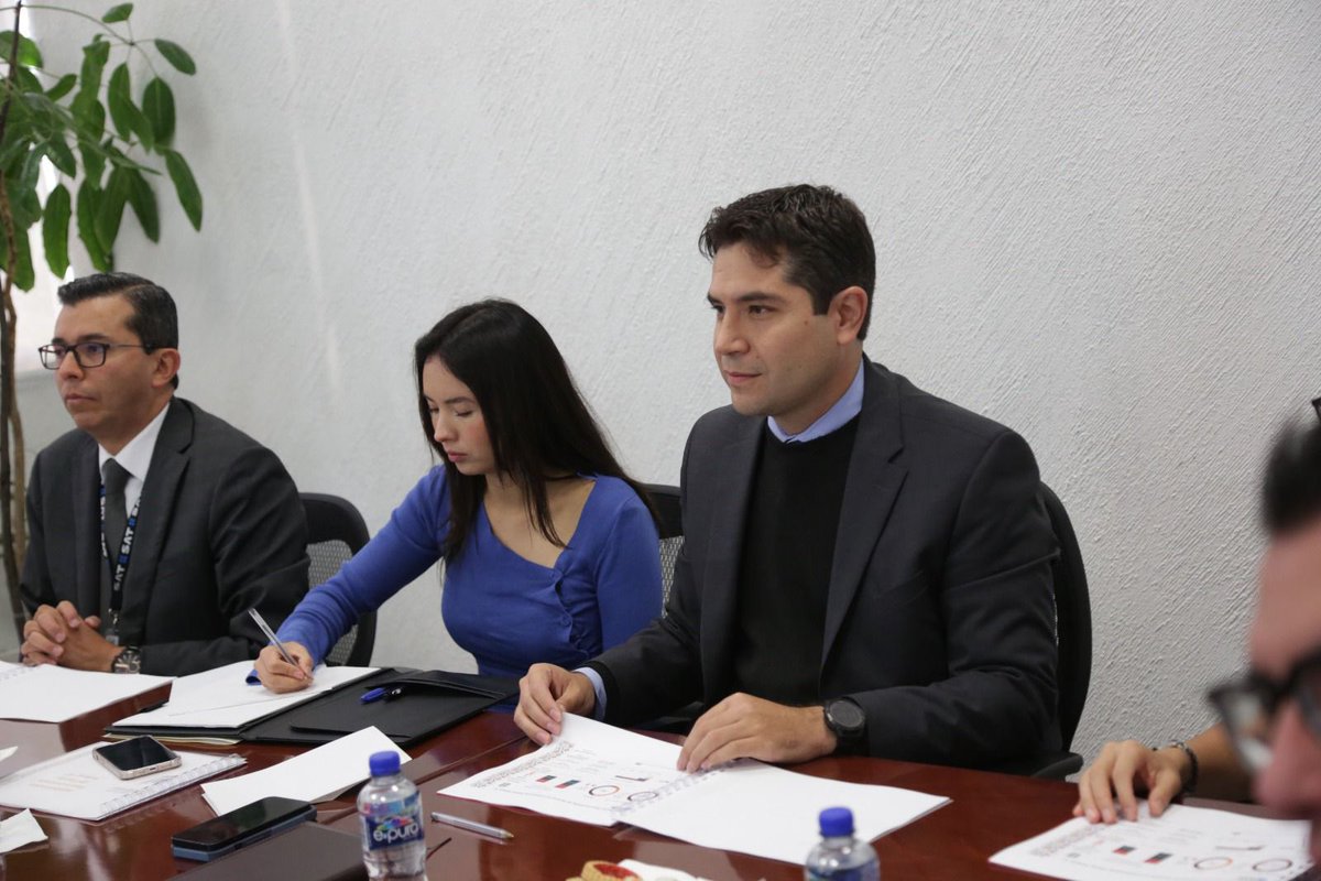 SATMX's tweet photo. El titular del Servicio de Administración Tributaria, Antonio Martínez Dagnino, junto con las y los Administradores Generales del SAT, visitaron la Administración Desconcentrada 4 de la Ciudad de México ubicada en Xochimilco.

Esta oficina cumplió 93 semanas con alta disponibilidad de citas para atención presencial, cuenta con un padrón de 3.6 millones de contribuyentes y brinda cerca de 3,500 atenciones diarias.

Con base en el Plan Maestro 2024, el SAT fortalece la coordinación para mejorar las estrategias de recaudación y dar la mejor atención al contribuyente.

¡Contribuimos al bienestar de México!