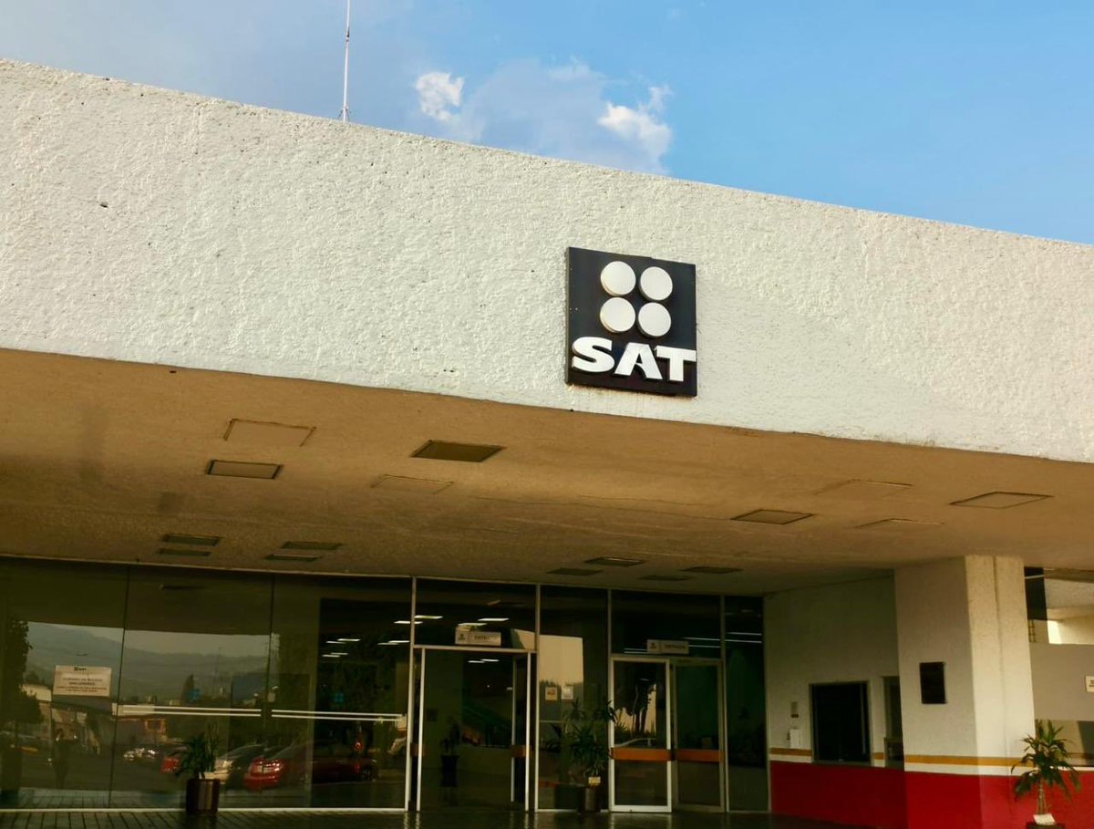 SATMX's tweet photo. El titular del Servicio de Administración Tributaria, Antonio Martínez Dagnino, junto con las y los Administradores Generales del SAT, visitaron la Administración Desconcentrada 4 de la Ciudad de México ubicada en Xochimilco.

Esta oficina cumplió 93 semanas con alta disponibilidad de citas para atención presencial, cuenta con un padrón de 3.6 millones de contribuyentes y brinda cerca de 3,500 atenciones diarias.

Con base en el Plan Maestro 2024, el SAT fortalece la coordinación para mejorar las estrategias de recaudación y dar la mejor atención al contribuyente.

¡Contribuimos al bienestar de México!