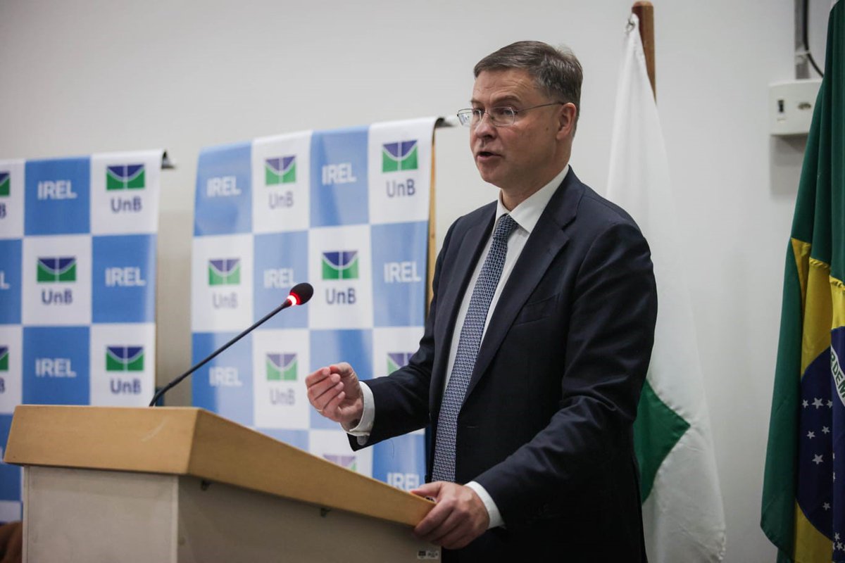 VDombrovskis's tweet photo. A pleasure to speak at @unb_oficial in Brasilia.

We welcome renewed dynamic in 🇪🇺-🇧🇷 relationship, based on shared values, and strong economic, social and cultural ties.

And we want to deepen our cooperation with a nation that can be a strategic ally in pursuing these values. https://t.co/c63XgpZeAs
