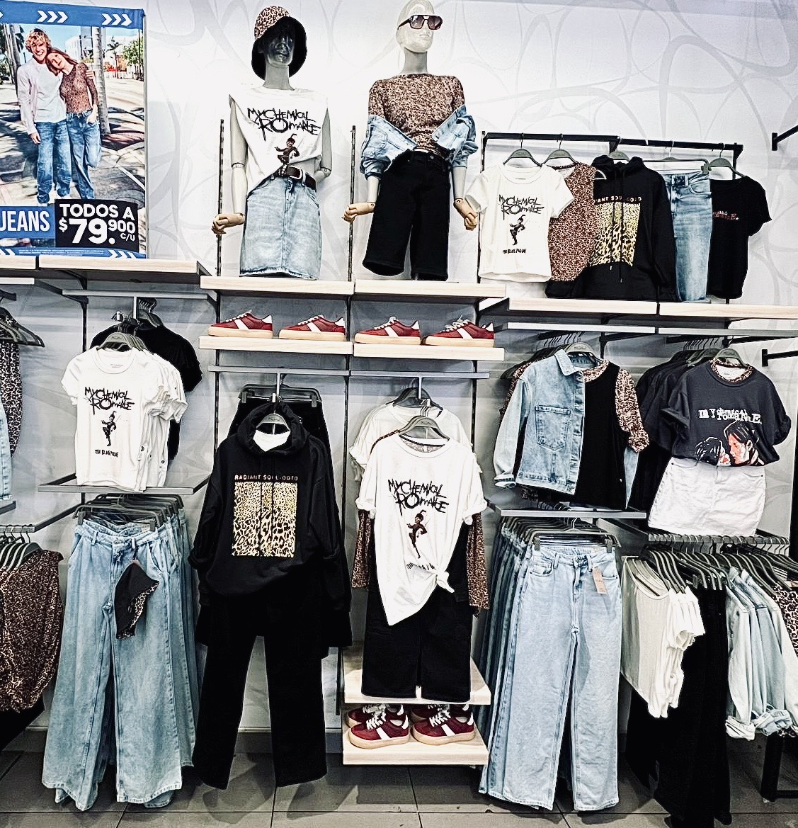 ¡Los rumores son ciertos! 😏 #MyChemicalRomance está en nuestras tiendas y no es solo una son varias las camisetas que tenemos 📷 Corre YA por la tuya porque se agotan 📷🤩 #MCR #MCREnKOAJ