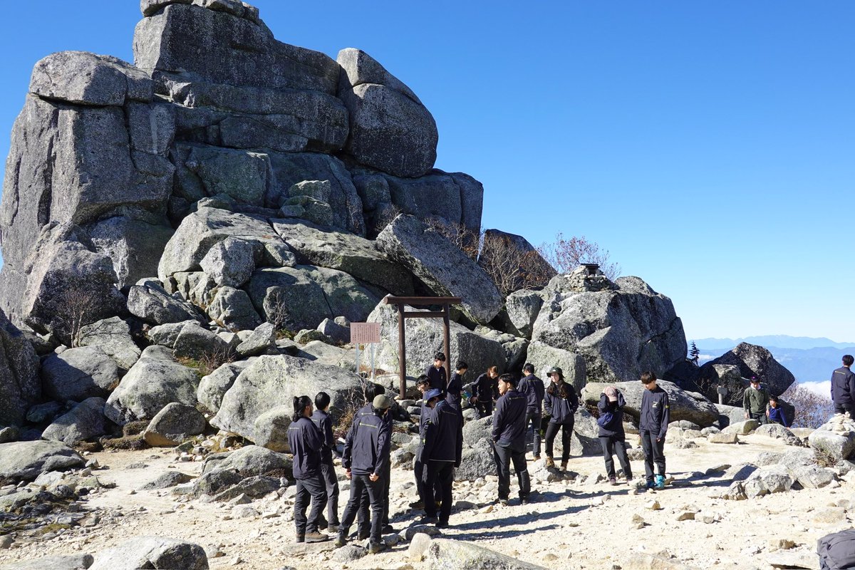 MGWV's tweet photo. 2024/10/11-14
甲武信ヶ岳・国師ヶ岳・金峰山
71代になって初めての合宿です！
山の木々も色とりどりに染まり、秋の訪れを感じることができました。
天気よし！最高のコンディションで合宿を行えました。金峰の山頂からは富士山や南アルプスの山々を眺めることができ、絶景を楽しむことができました！ https://t.co/sgnQ9tinlQ