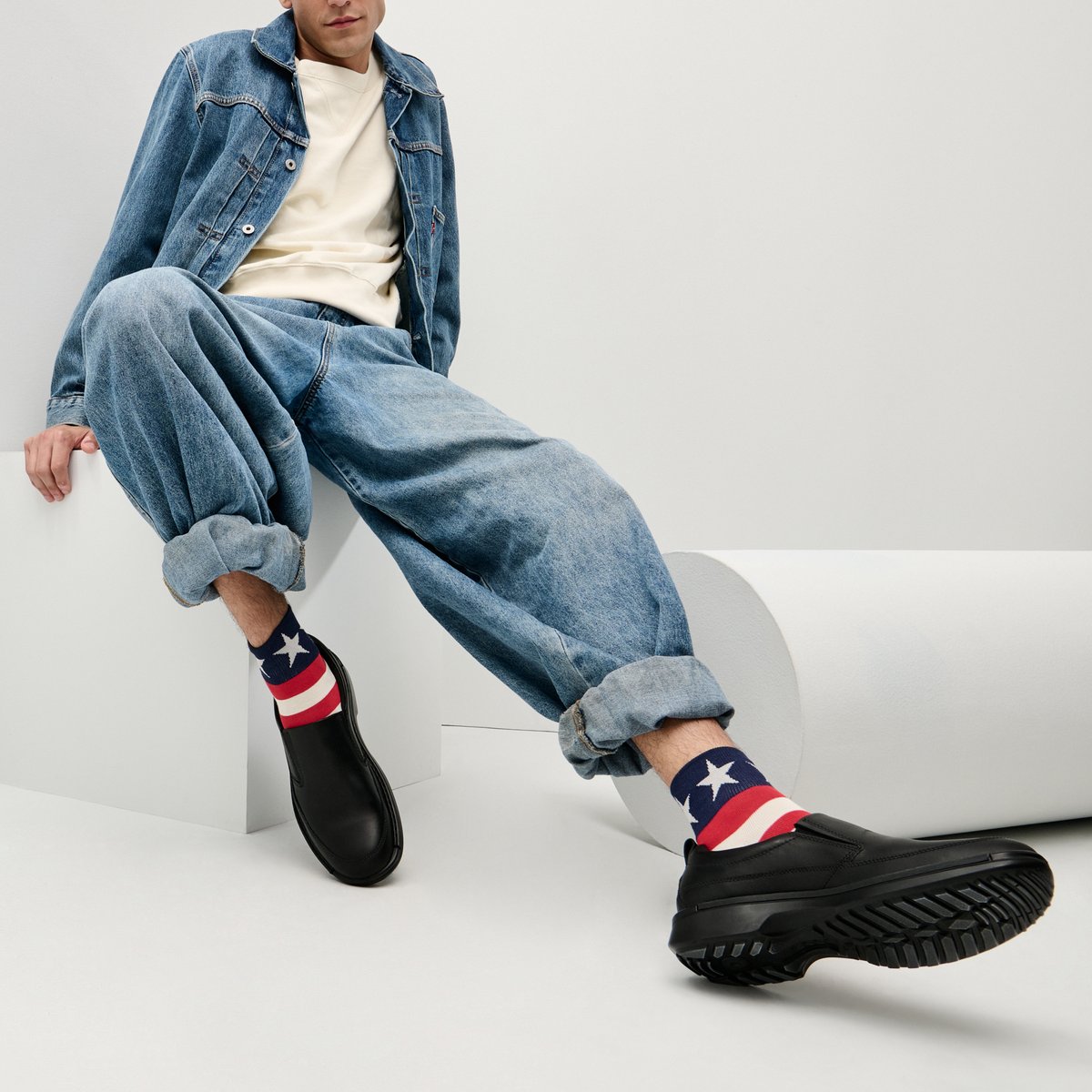 tabio_usa's tweet image. Isn't this cute? With Stars and Stripes peeking out from the hems of your shoes, your feet can take center stage in darker-toned fall and winter fashions. Would you wear these on your way to the ballot box? 🇺🇸🗽🧦

#Tabio #FashionSocks #fallfashion #socksoftheday #menssocks