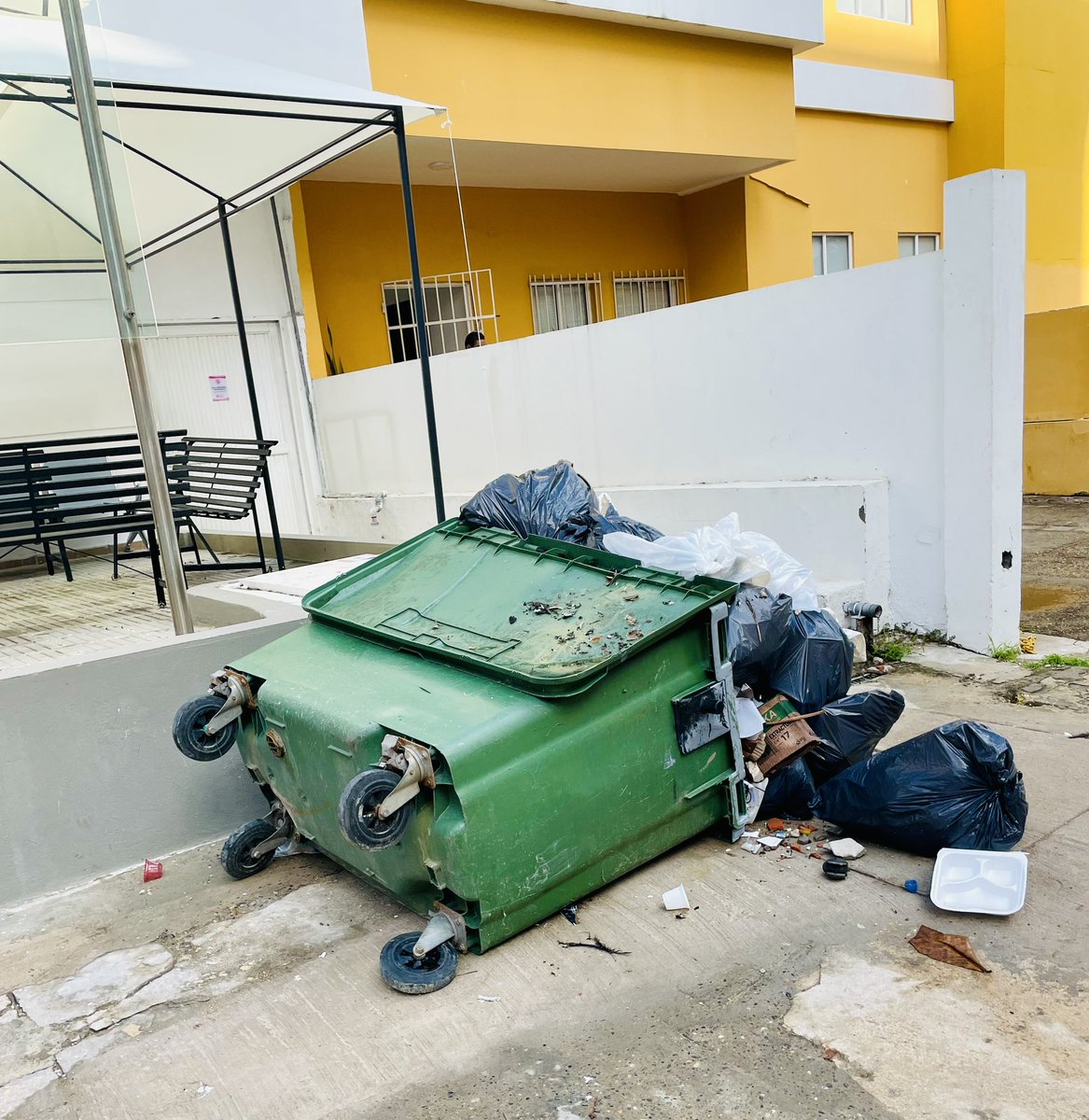 Cra 3 Calle 9 Bocagrande #ClinicaMaternidadBocagrande 
#SinPalabras …. Tenemos todos que colaborar; mantener los espacios limpios y aseados es responsabilidad de todos! Estas situaciones deberían tener una sanción! <a href="/Pacaribe/">PACARIBE</a> no es responsable de nuestro aseo en este estado.