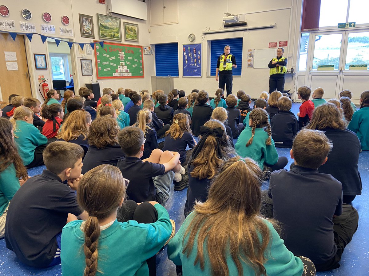 YGRhydypennau's tweet photo. Diolch ir PCSOs am ddod i rannuโr neges am ddiogelwch Calangaeaf a thรขn gwyllt! Thanks for teaching us of the dangers of fireworks night and Halloween! #stopdropnroll @DPPAberystwyth https://t.co/uMCeTqRatx