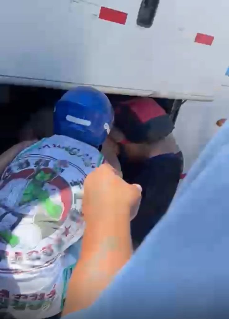 Barras_LATAM's tweet image. 🇧🇷🇺🇾 En los Incidentes había gente de las Torcidas de Flamengo, Fluminense y Botafogo peleando contra los de Peñarol

Los mismos saquearon el colectivo de los Manyas y lo prendieron fuego