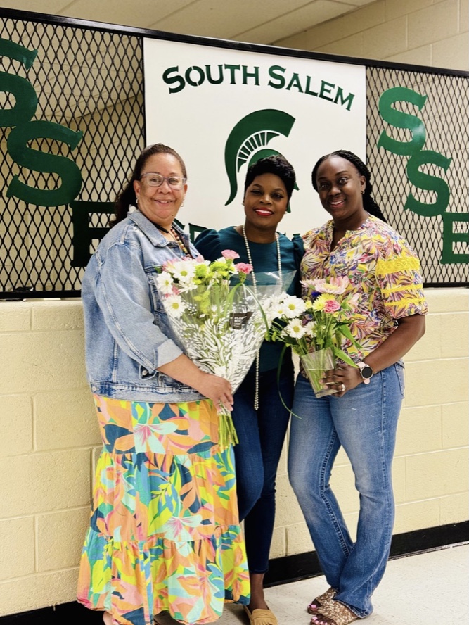 SouthSalemMedia's tweet photo. Hey Spartans! 💚
It's Flashback Friday! Let's flashback to when Mrs. Heidi Grady was honored as our 2024-2025 Teacher of the Year.
#southsalemelementary #southsalem #sses #newtoncounty #levelup #spartans #spartansunite #teacheroftheyear #toty #flashbackfriday https://t.co/HEsT4JwvIH