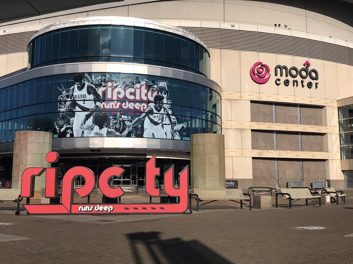 photocorry's tweet image. Portland, tonight is the night! The @trailblazers season kicks off against the @warriors. Catch us live from @ModaCenter #LiveOnK2 news at 4, 5 and 6. @katunews