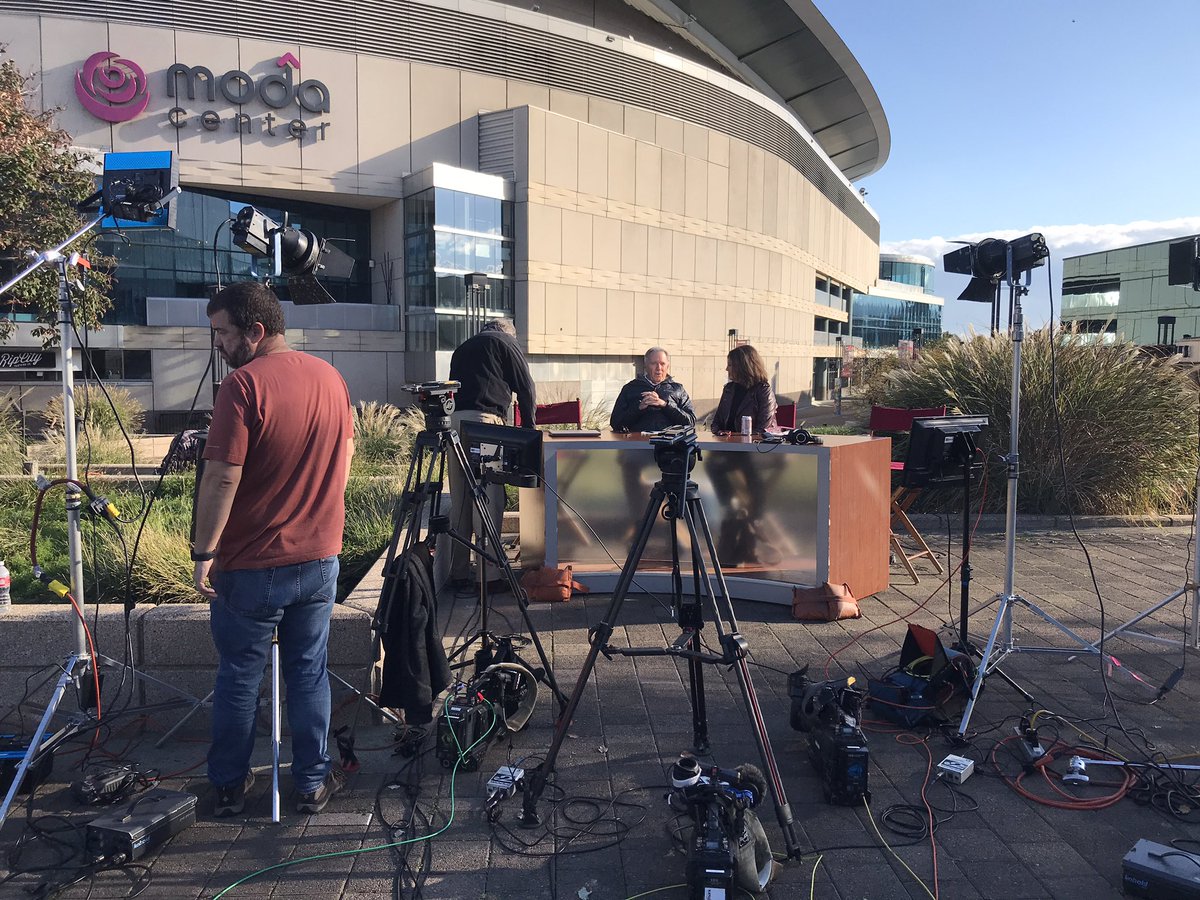 photocorry's tweet image. Portland, tonight is the night! The @trailblazers season kicks off against the @warriors. Catch us live from @ModaCenter #LiveOnK2 news at 4, 5 and 6. @katunews