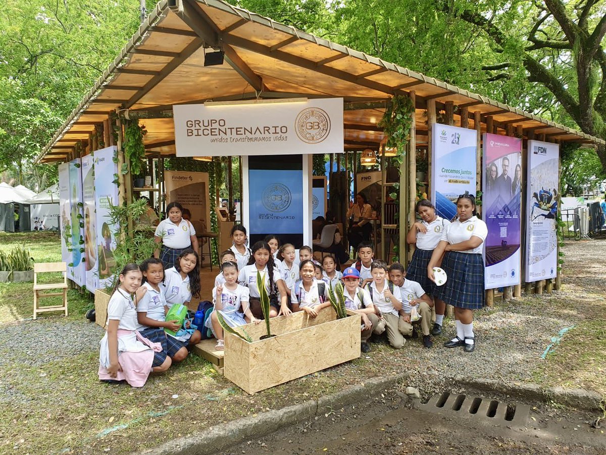 Gr_Bicentenario's tweet photo. Este miércoles, en nuestro stand en la #COP16Colombia, recibimos a niños del colegio Siloé, quienes aprendieron sobre educación financiera, ahorro y trabajo en equipo.

¡Nos inspira su interés en un futuro responsable! #SomosGrupoBicentenario y fomentamos Paz con la Naturaleza.💚 https://t.co/ffuCu2QvEn