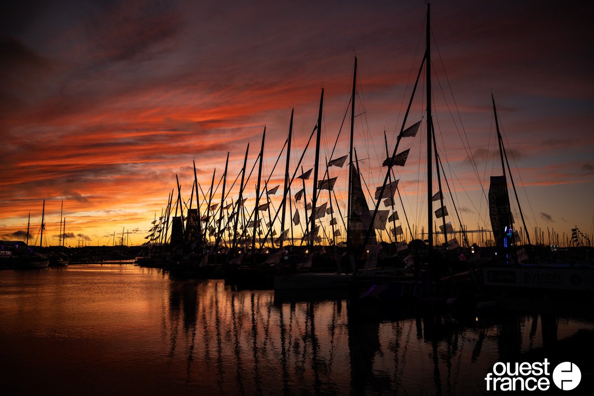⛵️🌅21.10.2024 - Le soleil se couche sur les mâts des IMOCAs amarrés aux pontons sur le village départ du #VendeeGlobe 2024 📸 Pour <a href="/OuestFrance/">Ouest-France</a> <a href="/OuestFrance85/">Ouest-France 85</a>