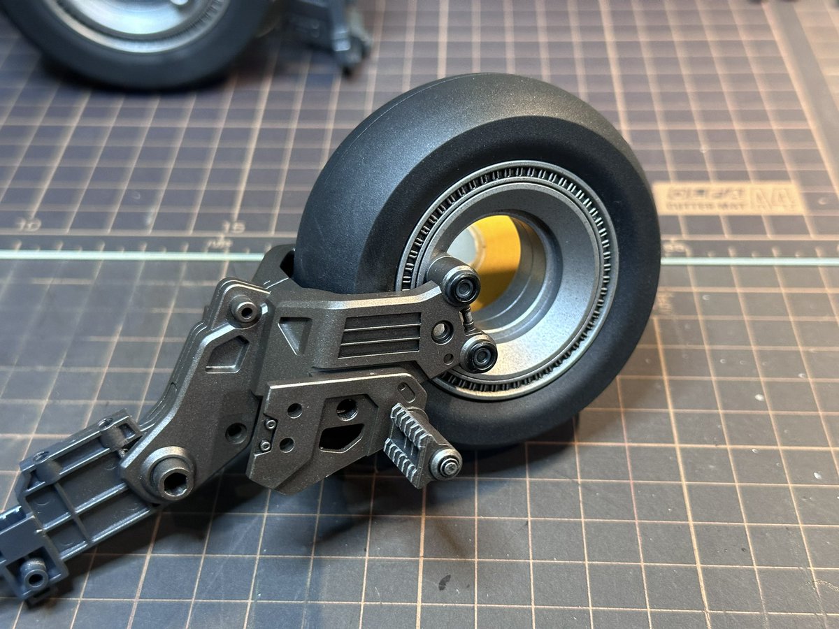 K2Works1's tweet image. 1:12 THE FLASH / Batcycle

一度バラして設定色に色分け。
質感向上を図る為、各種塗装方法で
錆、粒汚れチッピングで金属の
エイジング表現をしていきます♪

ボディパネル塗装は最後に。

#创世模王 #MODOKING #mafex
#Batman #TheFlash