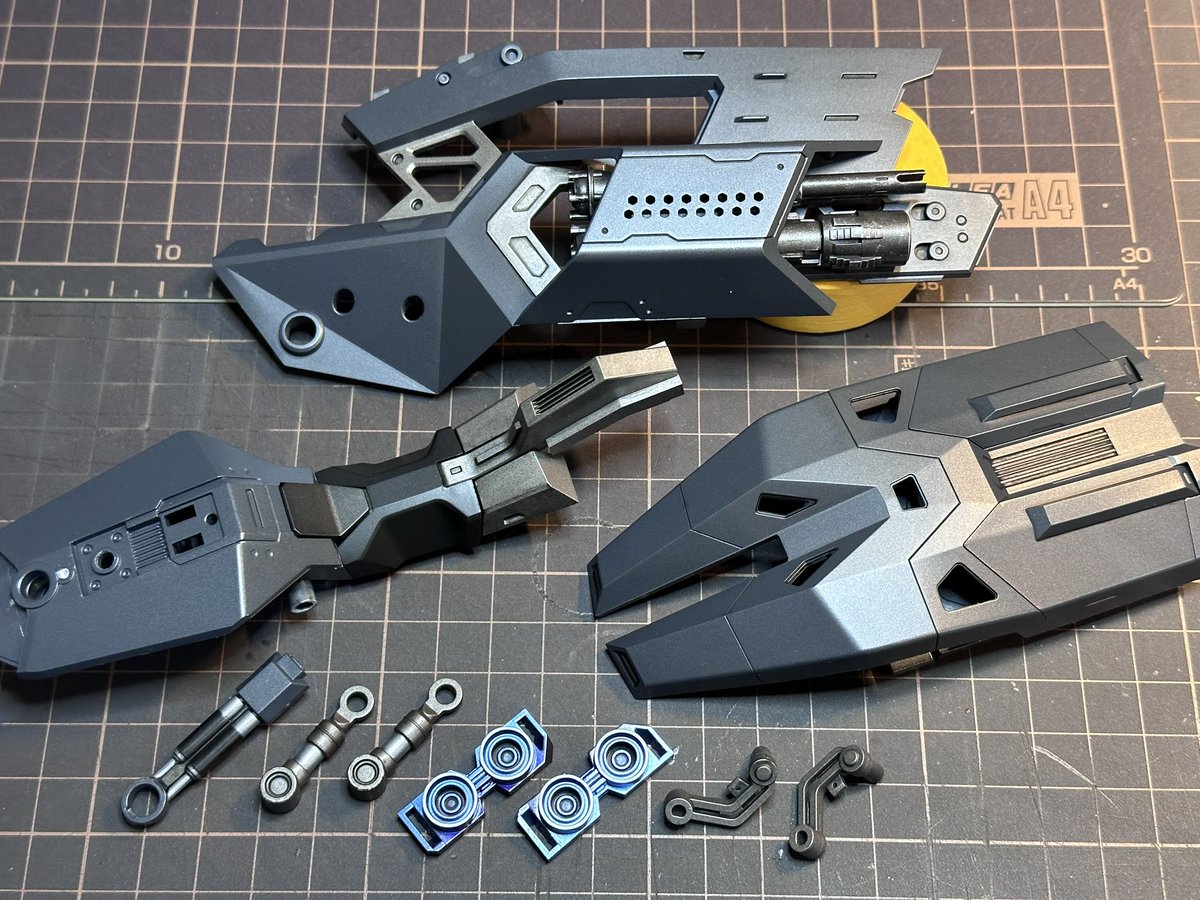 K2Works1's tweet image. 1:12 THE FLASH / Batcycle

一度バラして設定色に色分け。
質感向上を図る為、各種塗装方法で
錆、粒汚れチッピングで金属の
エイジング表現をしていきます♪

ボディパネル塗装は最後に。

#创世模王 #MODOKING #mafex
#Batman #TheFlash