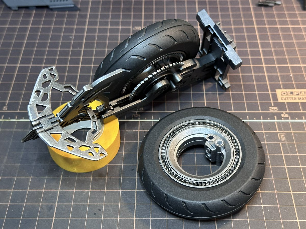 K2Works1's tweet image. 1:12 THE FLASH / Batcycle

一度バラして設定色に色分け。
質感向上を図る為、各種塗装方法で
錆、粒汚れチッピングで金属の
エイジング表現をしていきます♪

ボディパネル塗装は最後に。

#创世模王 #MODOKING #mafex
#Batman #TheFlash