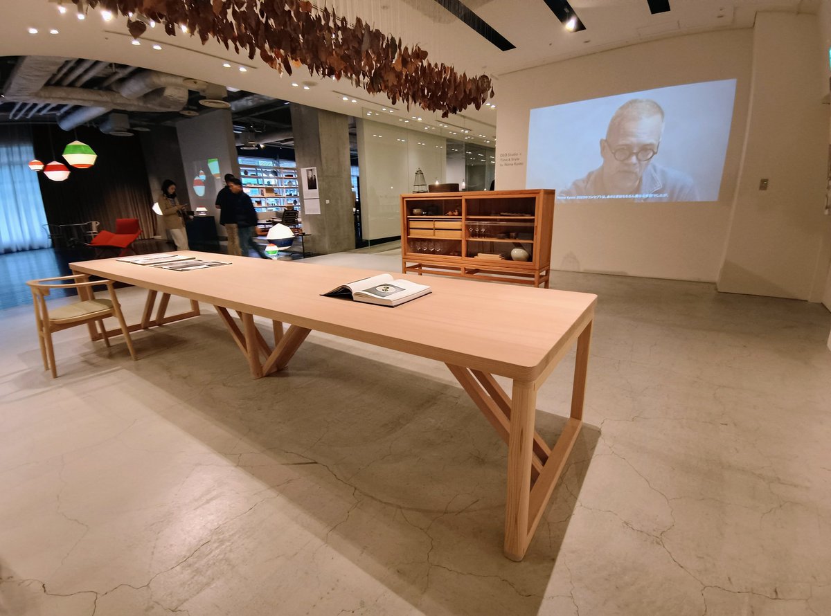ysmyashima's tweet photo. ミッドタウンではタイムアンドスタイルの展示も見ました。
コマをモチーフにした照明、畳をそのまま使ったスツールが展示してありました。
思わず座ってしまったよ!座り心地ももちろんGOOD!!
おはようございます!
#DESIGNART2024 #timeandstyle https://t.co/omlQghLYBj