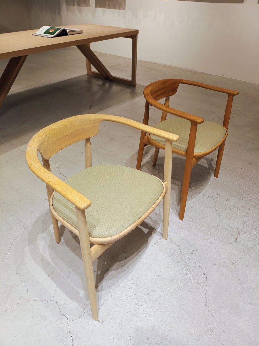 ysmyashima's tweet photo. ミッドタウンではタイムアンドスタイルの展示も見ました。
コマをモチーフにした照明、畳をそのまま使ったスツールが展示してありました。
思わず座ってしまったよ!座り心地ももちろんGOOD!!
おはようございます!
#DESIGNART2024 #timeandstyle https://t.co/omlQghLYBj