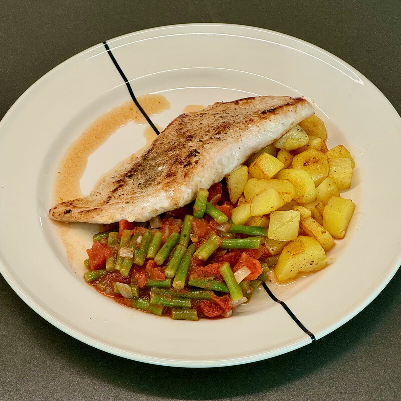 Turkey with green beans and fried potatoes

Turkey with green beans and fried potatoes is a true Sunday family classic. Healthy and easy to prepare. Everybody will like it!

#greenbeans #potato #turkey
surprising.recipes/2024/09/15/tur…