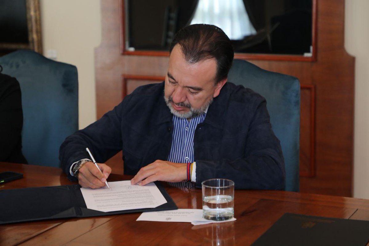 FedericoAgusti's tweet photo. Ayer suscribimos una Carta de Entendimiento con @MunicipioQuito, que tiene un equipo bien comprometido en temas de movilidad humana
La inclusión de lxs ecuatorianos que residen en Quito y los #refugiados que han encontrado su hogar aquí tiene el apoyo de las autoridades locales👇 https://t.co/EgoMpNYyFW