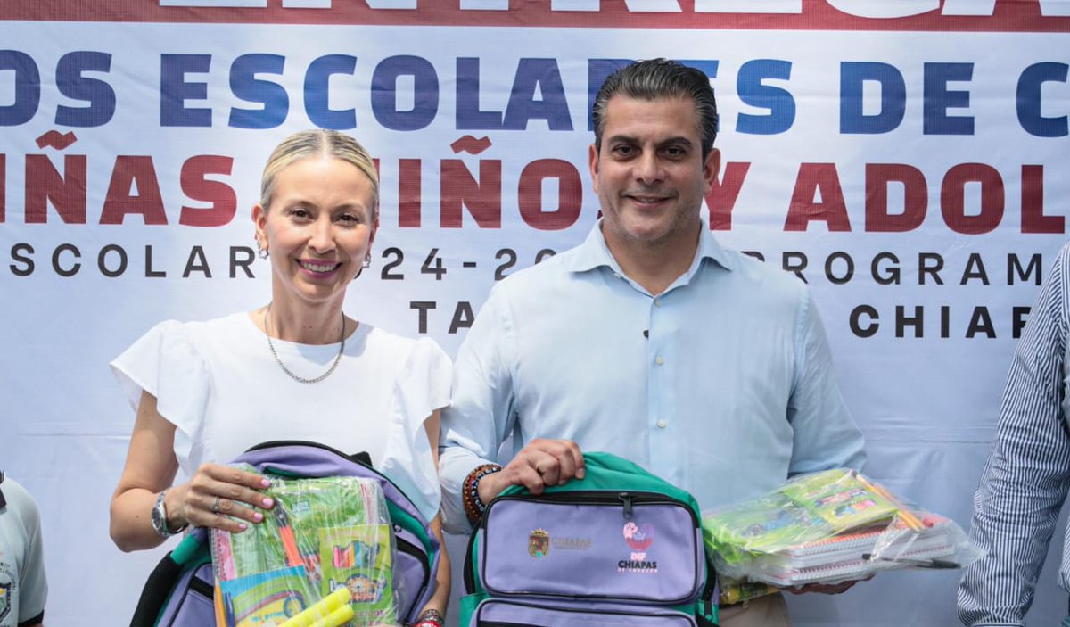 yamilmelgar's tweet photo. En compañía de mi esposa @beba_pedrero, presidenta honorífica del DIF municipal,  estuvimos en la "Entrega de Apoyos Escolares de Corazón para Niños, Niñas y Adolescentes"
Esto con el objetivo de motivar a que los estudiantes logren sus metas y continúen preparándose, con voluntad, para transformar Tapachula.
#VoluntadParaTransformar