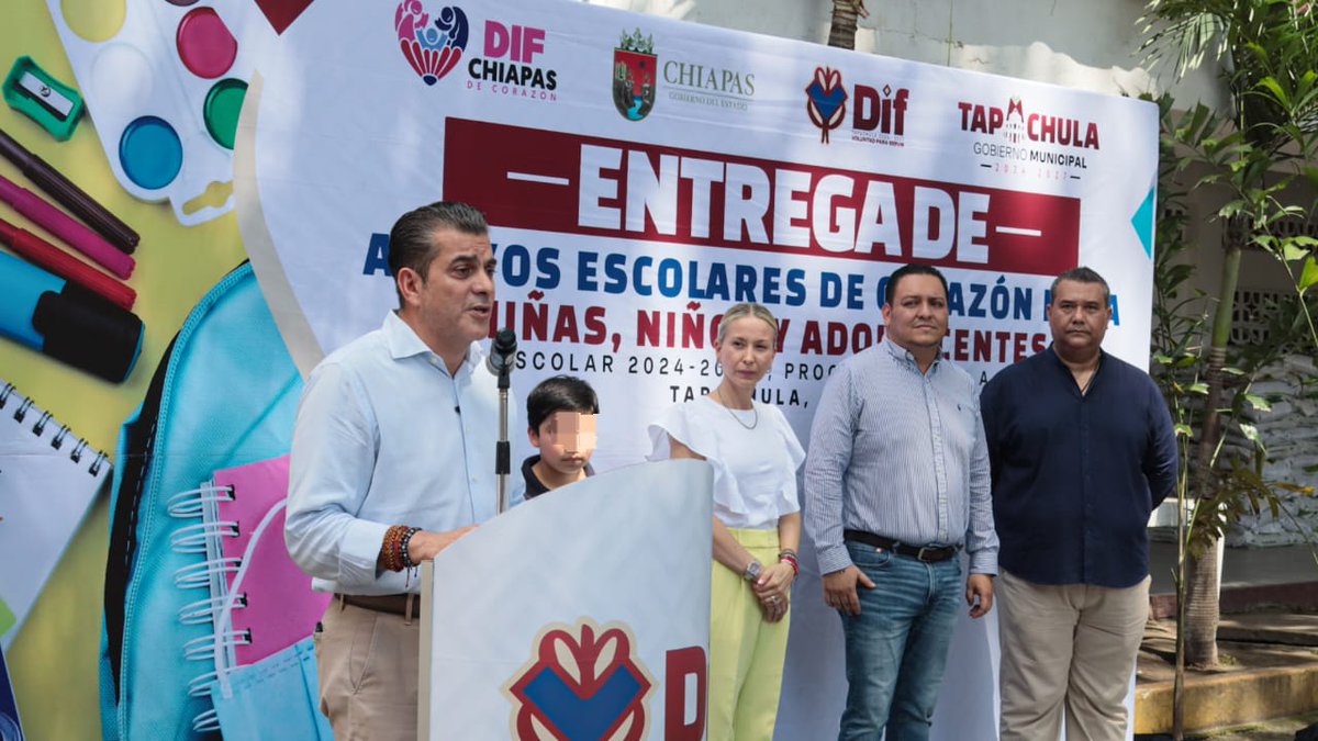 yamilmelgar's tweet photo. En compañía de mi esposa @beba_pedrero, presidenta honorífica del DIF municipal,  estuvimos en la "Entrega de Apoyos Escolares de Corazón para Niños, Niñas y Adolescentes"
Esto con el objetivo de motivar a que los estudiantes logren sus metas y continúen preparándose, con voluntad, para transformar Tapachula.
#VoluntadParaTransformar