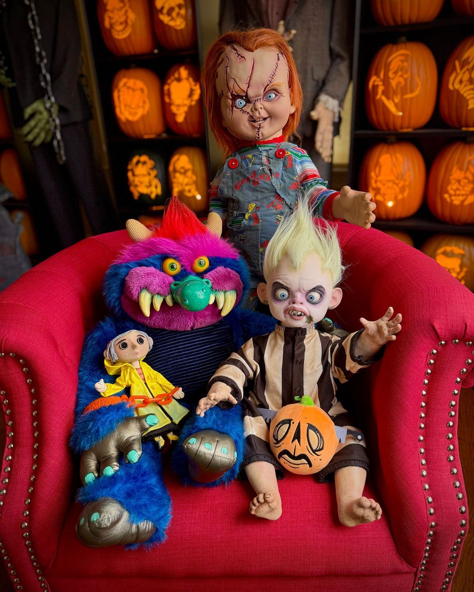 ZombiePumpkins's tweet photo. THEY'RE NOT DOLLS! They’re vintage collectibles and high-end movie replicas! 

(Ok, fine... I'll admit my Monster High dolls are just dolls, but they're not in this picture, so that's beside the point!) 

#MyPetMonster #Coraline #Beetlejuice #Chucky #ChildsPlay #ManChild https://t.co/hiksTS05lU