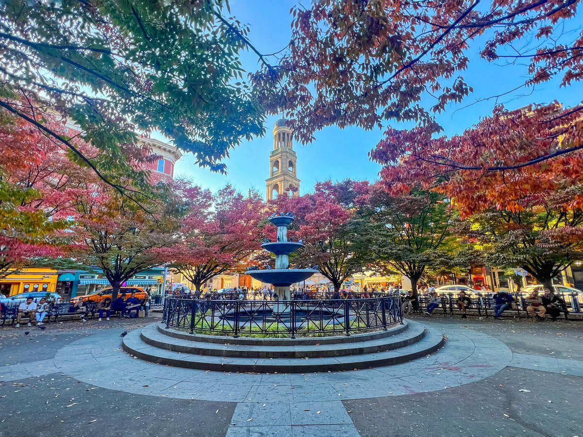 gigi_nyc's tweet photo. Autumn colors popping up at Father Demo Square in the West Village #NYC #FallforNYC #NYLovesFall πππ https://t.co/SCW6blwHn2