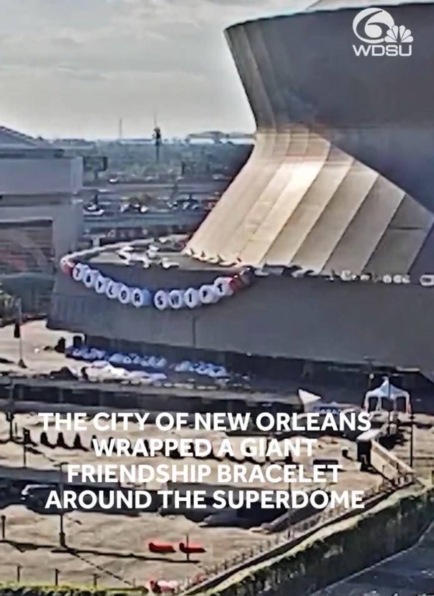 🚨| Caesars Superdome welcoming The Eras Tour with GIANT friendship bracelets!!
