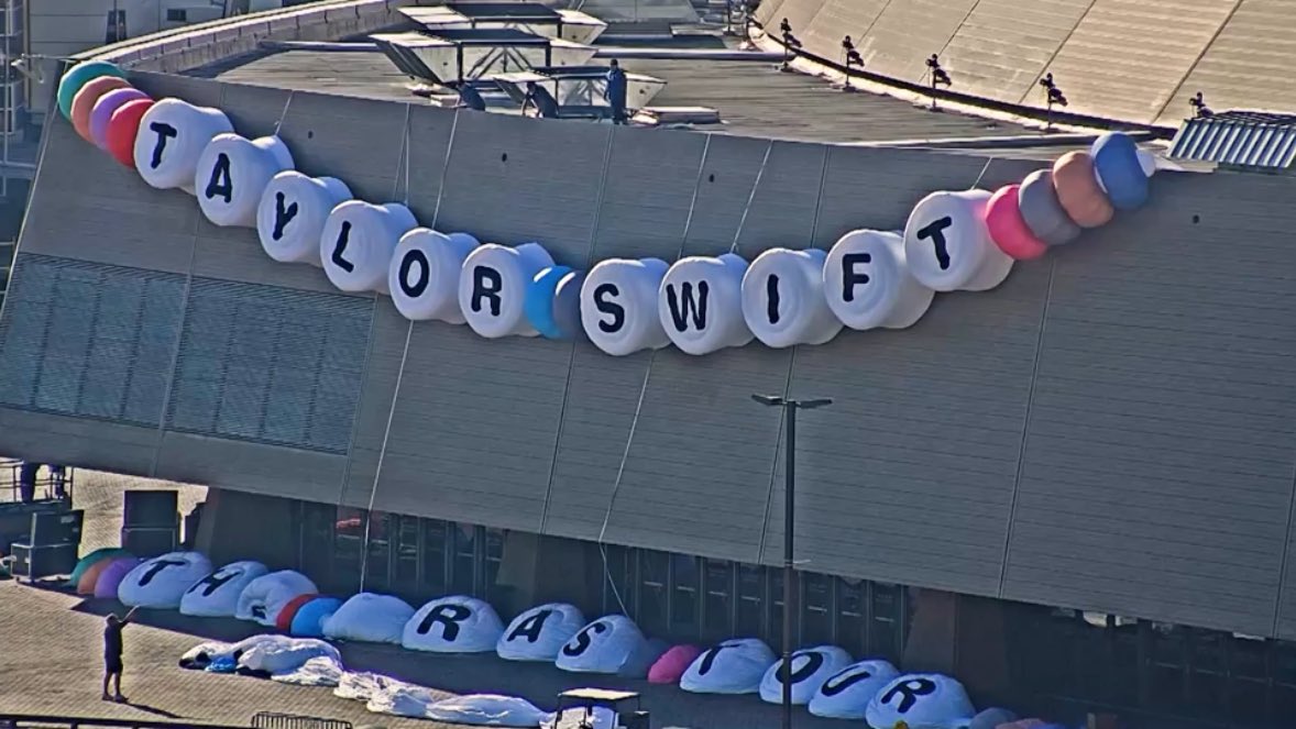 TSUpdating's tweet photo. 🚨| Caesars Superdome welcoming The Eras Tour with GIANT friendship bracelets!! https://t.co/0ahCQ8ibVH