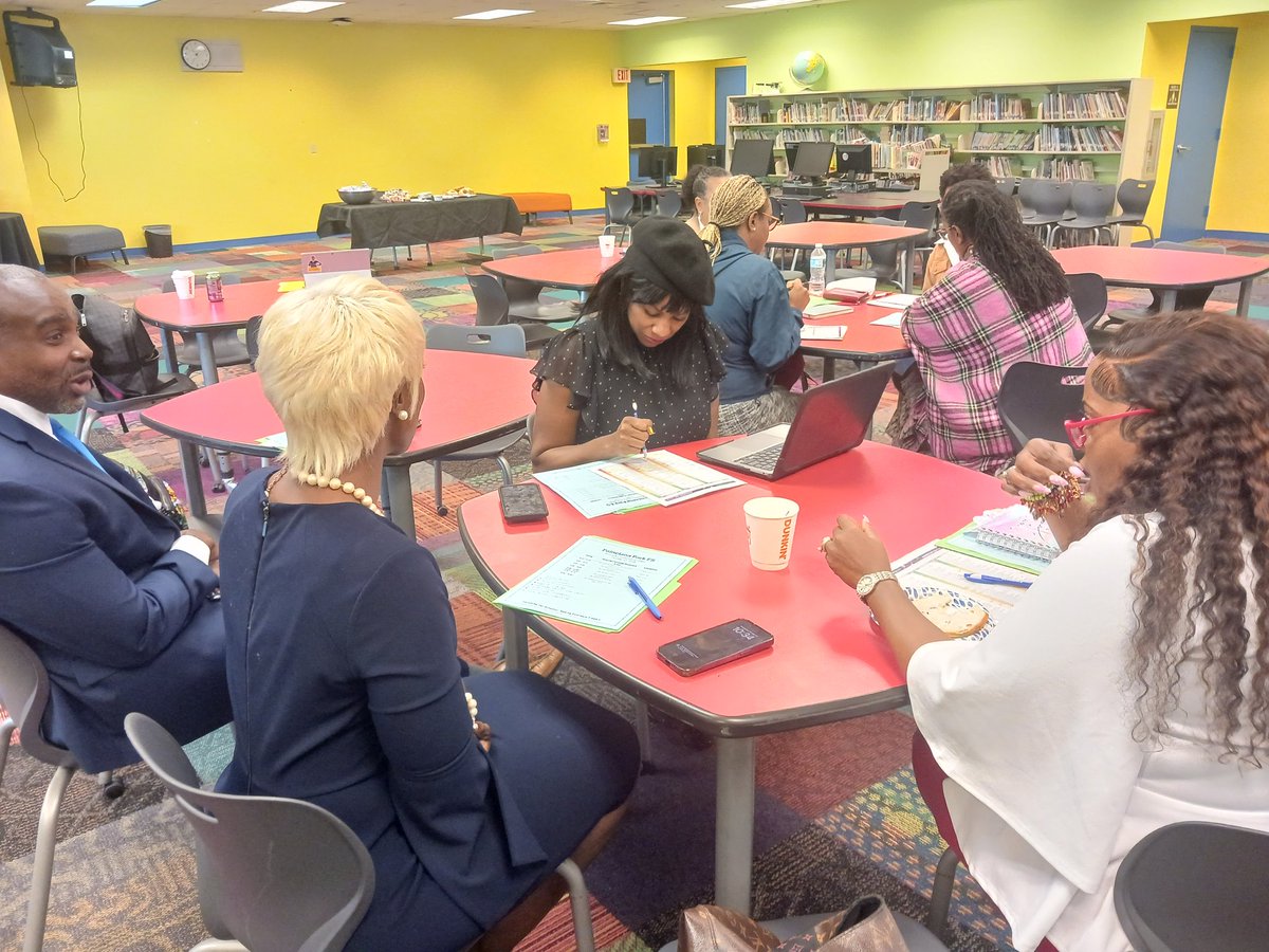 IvetteKaige's tweet photo. Leadership in Action! What a great morning at @PoincianaPark Elementary for ETO's Principal Collaborative Walks. Thank you @VernattaLee for your transparency and willingness to showcase your school! @trydiggs @SuptDotres @docdn83 https://t.co/9KvOLBmdMF