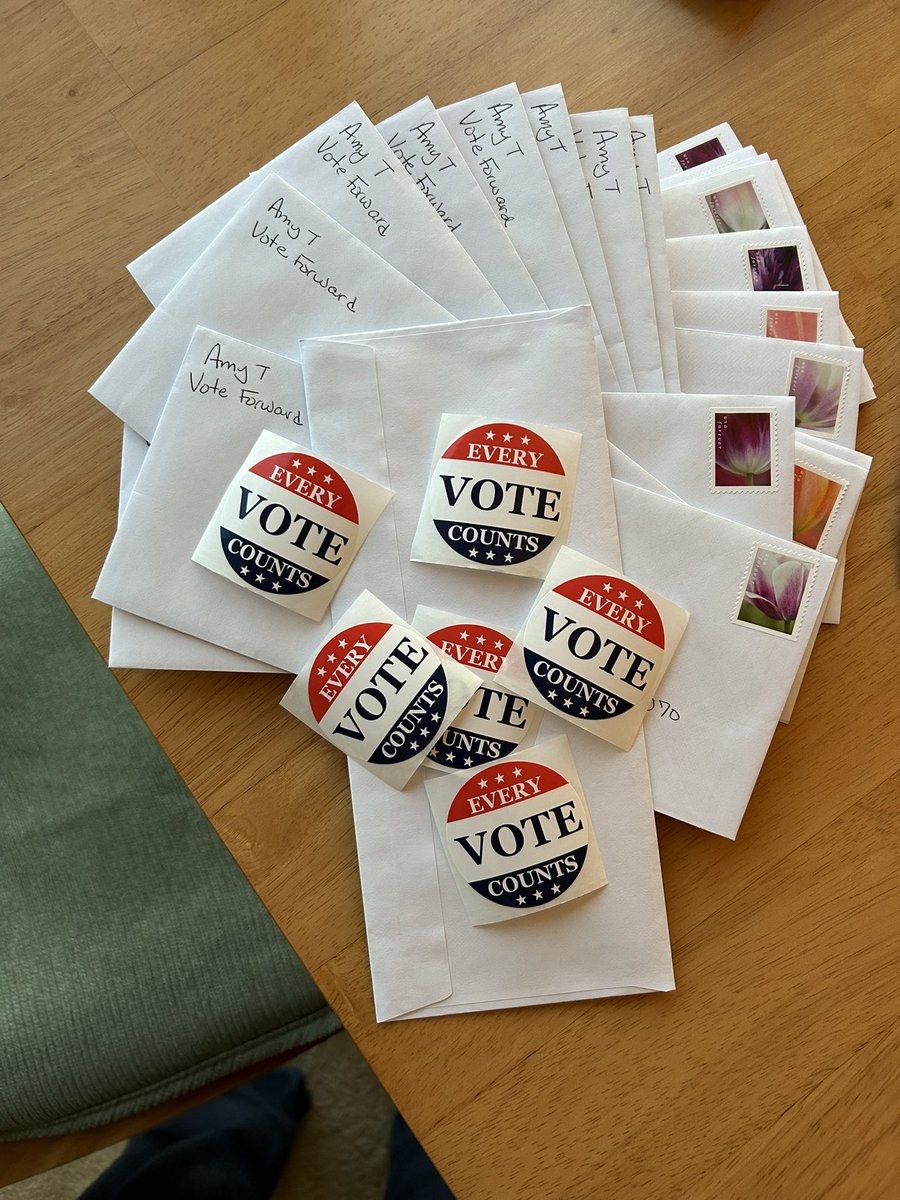 votefwd's tweet photo. Six more days until the October 29 mail deadline! Keep writing! https://t.co/WNlGMKFxgV

📸: @amybeth23 https://t.co/ySERET4pxq