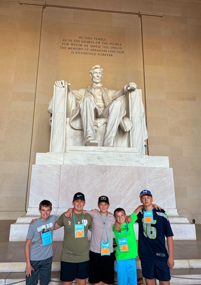 BunsoldMiddle's tweet image. Bus 5 finishing up at the Lincoln Memorial #WashingtonMonument #reflectingpool